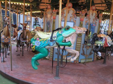 Neşeli gitmek çevresinde ve insanlar New York'taki Bryant Park'ta