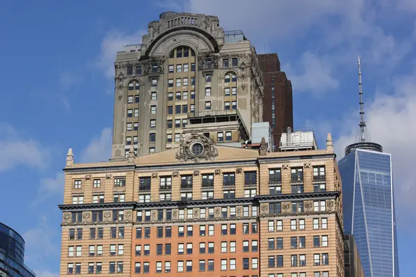 Edificio Whitehall y Torre de la Libertad Contra un cielo azul visto desde Battery Park en Nueva York —  Fotos de Stock