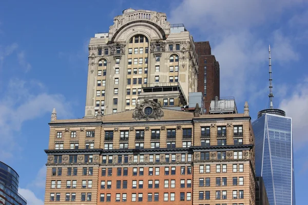 Edificio Whitehall y Torre de la Libertad Contra un cielo azul visto desde Battery Park en Nueva York —  Fotos de Stock