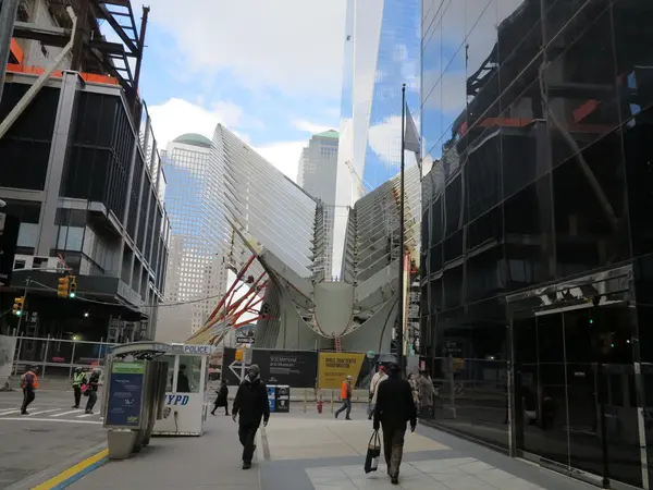 ニューヨークのフリーダム タワー近く輸送センターの建設 — ストック写真