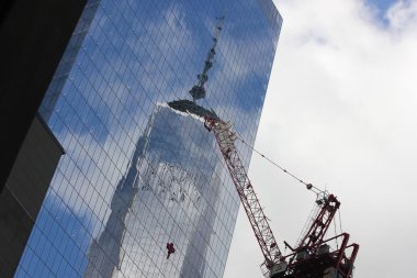 Tamamlanan özgürlük Kulesi yansıması ile New York'ta görev için boşta okuma oturma iş vinç
