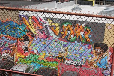 Street sanat veya yüz bina Staten Adası yerel sanatçılar yetenek gösteren grafiti