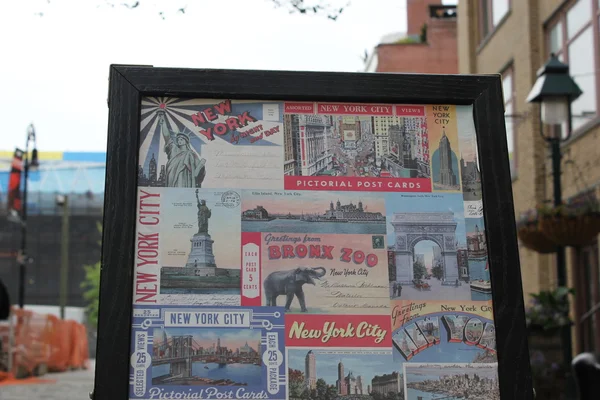 Vintage vykort mappar i ram uppvisar på South Street Seaport i New York City — Stockfoto