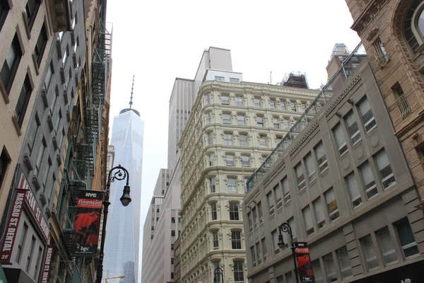 Vista ou Freedom Tower e arquitetura antiga de Fulton Street, em Nova York — Fotografia de Stock