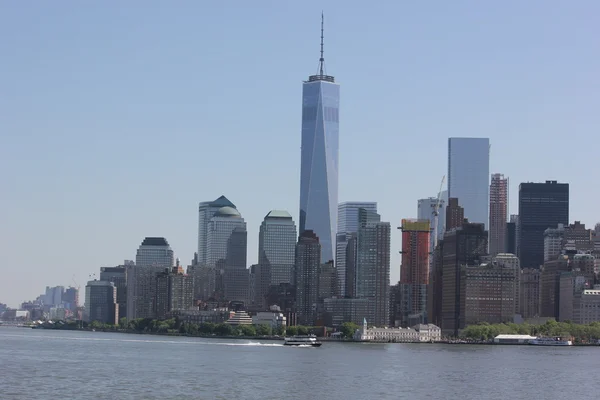 Вид на Башню Свободы и Нью-Йорк Skyline с паромной переправы Стейтен-Айленд — стоковое фото