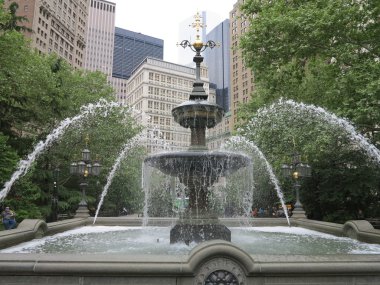 Bahar Kroton çeşmede insanlar arka planda rahatlatıcı ile City Hall Park