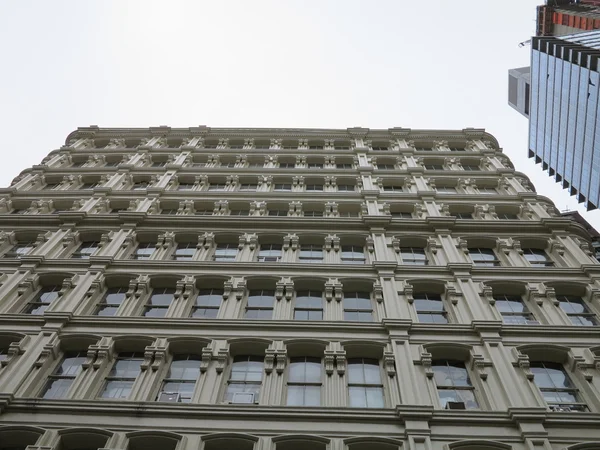 Contrast van oude en nieuwe hedendaagse bouw in New York City — Stockfoto