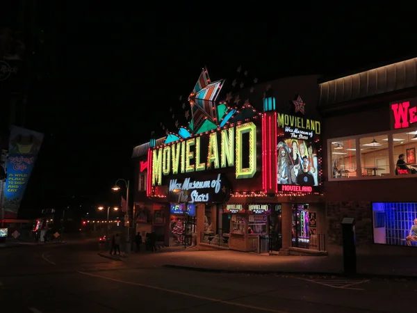 Pulserande neonskyltar verksamhet på natten längs Clifton Hill i Niagara Falls, Ontario — Stockfoto