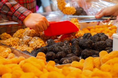 Çin Yeni Yıl Festivali, Taipei Yeni Yıl Sokağı. İnsanlar, Tayvan pirinci çıtır çıtır tatlılar satın alıyor.