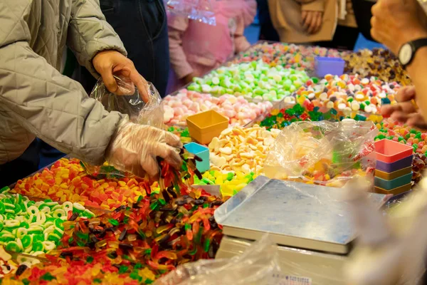 Çin Yeni Yılı boyunca, Taipei Yeni Yıl Sokağı 'nda tatlı soya peyniri satılır.