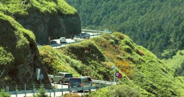 Tayvan Dağları, Daxueshan Dağları, Hehuan Dağları, Wuling Dağları, mavi gökyüzü ve beyaz bulutlar