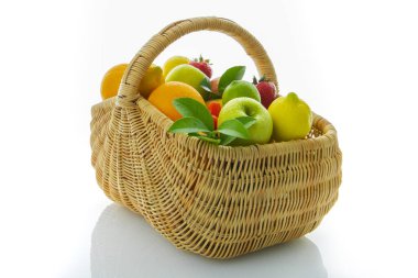 Beyaz arka planda sepette taze karışık meyveler.