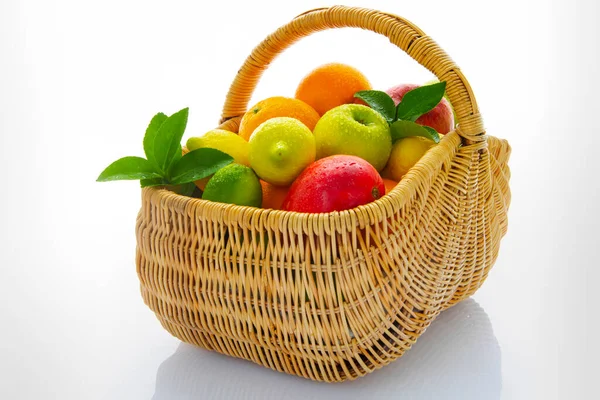 Frutas Frescas Mezcladas Una Canasta Sobre Fondo Blanco — Foto de Stock