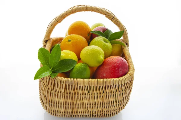 Fruits Frais Mélangés Dans Panier Sur Fond Blanc — Photo