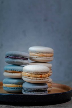 Tabakta makarna, bisküvi.