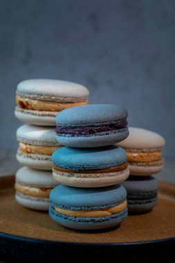 Tabakta makarna, bisküvi.