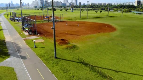 Аэрофотосъемка Тайбэй Тайвань Бейсбольный Стадион Риверсайд Парк — стоковое видео