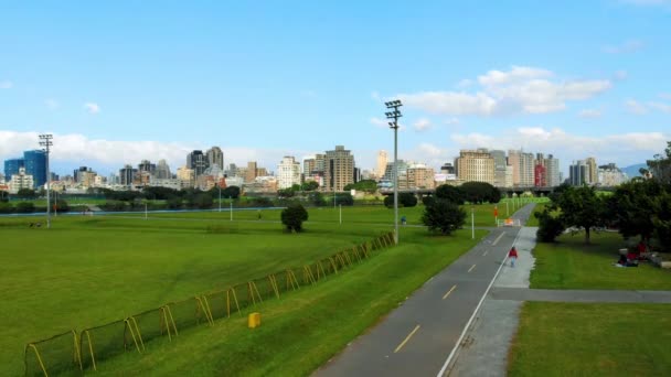 Luchtfotografie Van Het Rivierpark Taipei Taiwan Stad Onder Blauwe Lucht — Stockvideo