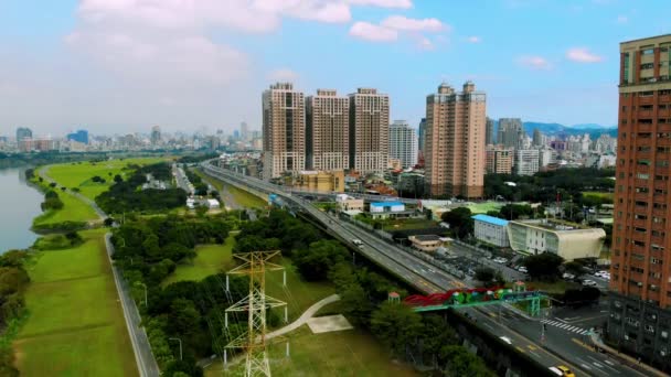 台湾の基隆リバーサイドパーク 電気塔と都市の空中写真 — ストック動画