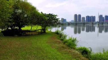 Taipei, Tayvan 'daki Keelung Riverside Parkı' nın ve nehrin yanındaki çimlerin hava fotoğrafları.