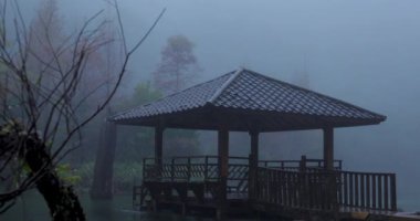 Yilan İlçesi, Tayvan, Ulusal Orman Dinlenme Alanı, Yağmurlu bir günde Poming Havuzu