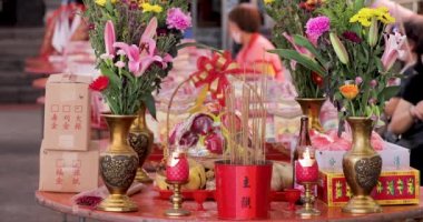 (2020 09 02 yeni Taipei şehri) Geleneksel Çin dini gelenekleri, Çin Hayalet Festivali, masada kurbanlar