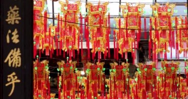 (2020 09 02 yeni Taipei şehri) Tapınakta asılı Çin fenerleri (fenerdeki metin: Shun)