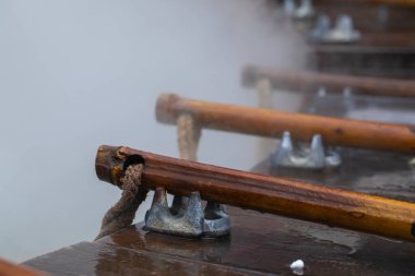 İnsanlar Jiuzhize Kaplıcaları, Taiping Dağı, Yilan İlçesi, Tayvan 'da yumurta kaynatmak için jeotermal kaplıcaları kullanıyor.