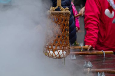 İnsanlar Jiuzhize Kaplıcaları, Taiping Dağı, Yilan İlçesi, Tayvan 'da yumurta kaynatmak için jeotermal kaplıcaları kullanıyor.