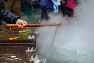 İnsanlar Jiuzhize Kaplıcaları, Taiping Dağı, Yilan İlçesi, Tayvan 'da yumurta kaynatmak için jeotermal kaplıcaları kullanıyor.