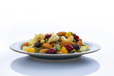 Tabak besleyici karışık fıstıklarla dolu.