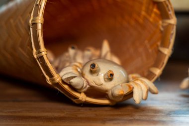 Sepetli komik el işi yengeç.