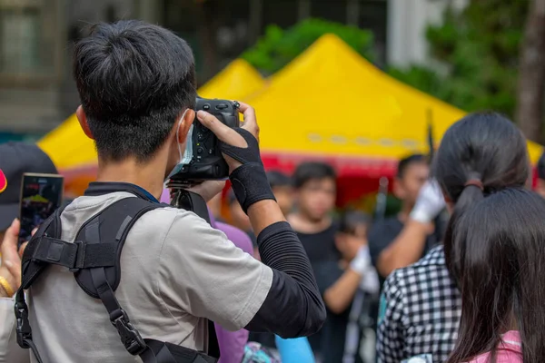 Toplum tarafından organize edilen etkinlikler, tekrar birlikte hayatın tadını çıkarın, fotoğrafçılık insanları.
