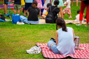 Toplum tarafından organize edilen etkinlikler, yeniden birlikte hayatın tadını çıkarın, piknik yapın ve çimlerin üzerinde dinlenin.