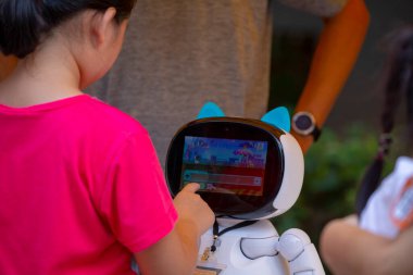 Toplum aktiviteleri, yeniden birlikte hayatın tadını çıkarmak, etkileşimli bilgisayar eğitimi