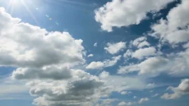 Hızlandırılmış fotoğrafçılık hareket eden bulutlar, tayfundan önce zengin bulutlar