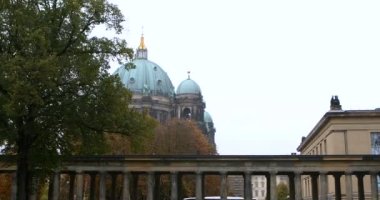 Almanya, Berlin, müze adası, Berlin Katolik Kilisesi 'nin rüzgarı, el kamerasıyla ateş et, kasırganın şiddetini hisset.?