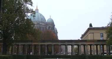 Almanya, Berlin, müze adası, Berlin Katolik Kilisesi 'nin rüzgarı, el kamerasıyla ateş et, kasırganın şiddetini hisset.?