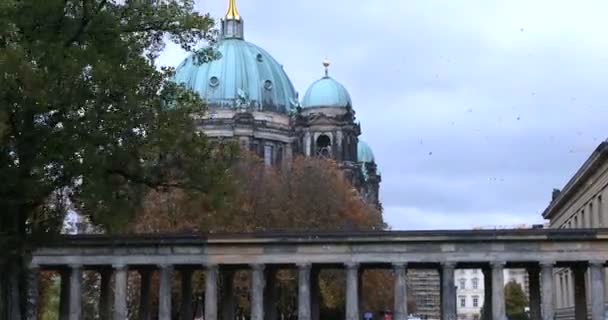 博物馆的岛屿 柏林天主教教堂里的风 用手持射击 感觉到飓风猛烈的震动着现实主义 — 图库视频影像