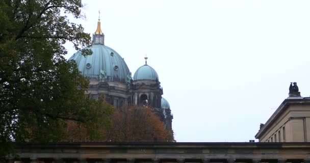 Deutschland Berlin Museumsinsel Der Wind Der Berliner Katholischen Kirche Handfeuerwaffen — Stockvideo