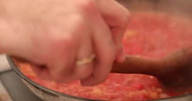 Spagetti, domatesli deniz ürünleri eriştesi.,