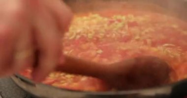 Spagetti, domatesli deniz ürünleri eriştesi.,