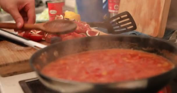Cocinar Espaguetis Fideos Tomate Mariscos — Vídeo de stock