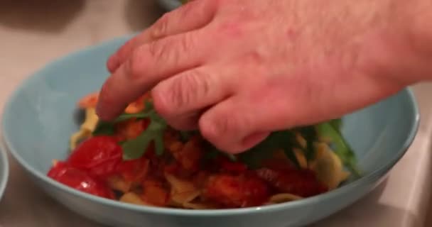 煮意大利面 西红柿海鲜面 — 图库视频影像