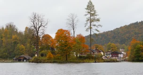 Hermoso Lago Knigssee Berchtesgaden Alemania Bosque Otoño Junto Lago — Vídeo de stock