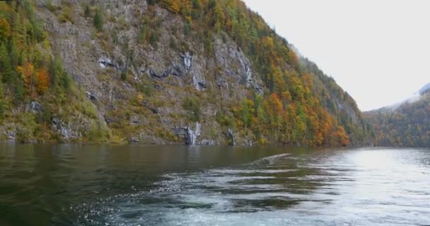 Hermoso Lago Knigssee Berchtesgaden Alemania Bosque Otoño Junto Lago — Vídeo de stock