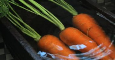 Sadece kazılmış havuç, mutfak lavabosunda temiz havuç, vitamin önemli bir insan sebzesidir.