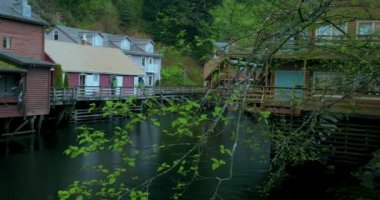 Alaska 'nın Ketchikan kasabasında, yeşil temiz dere xiaoxi Sokağı üzerinden akar.