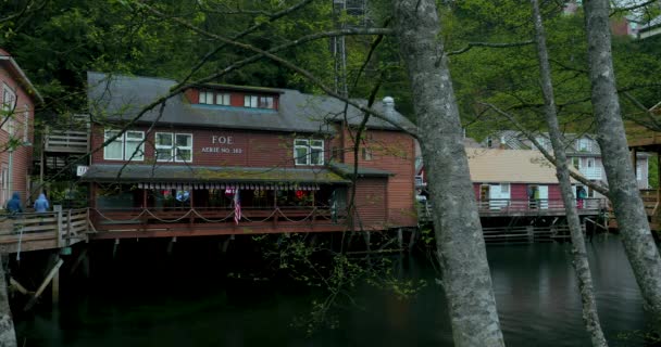 Cidade Ketchikan Alasca Fluxo Claro Verde Flui Pela Xiaoxi Street — Vídeo de Stock