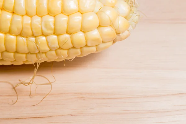 Close-up fresh corn from garden on wood cutting boards in thaila — Stock Photo, Image